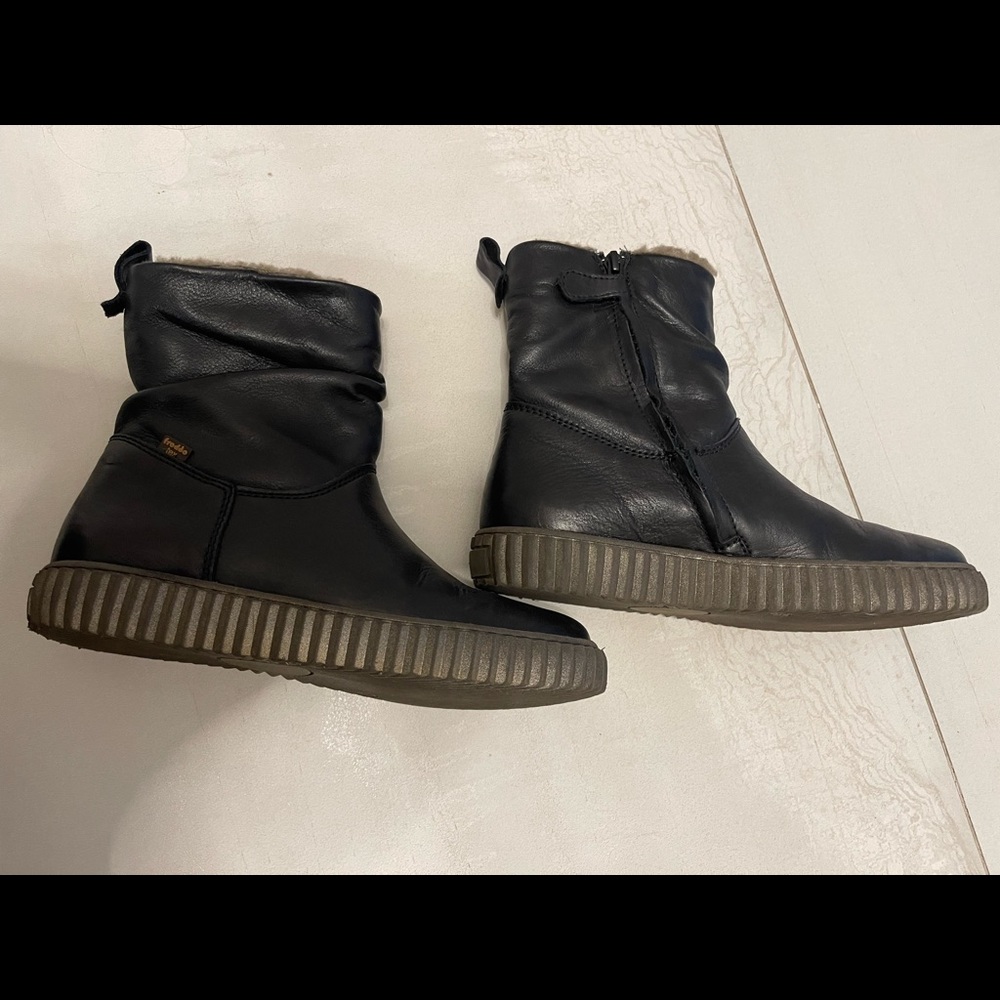 Girls winter boots. Wool on the inside.